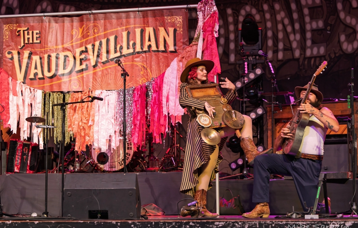 The vaudevillian big
